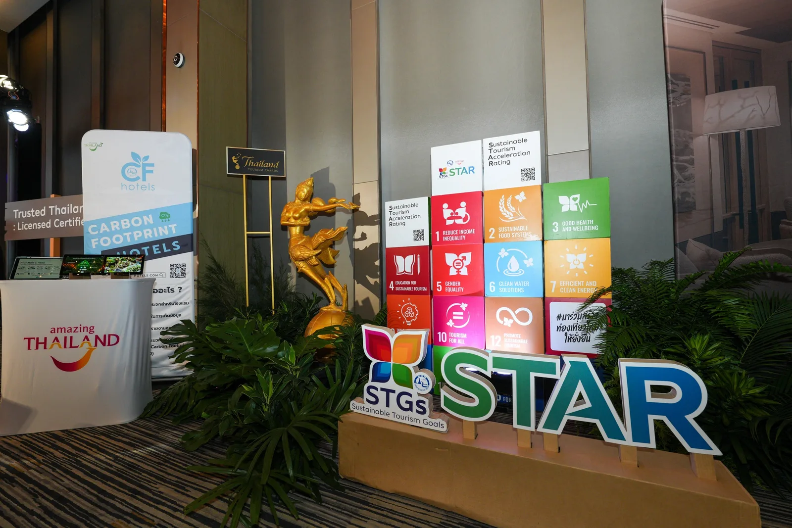 มุมจัดแสดงป้าย STGs STAR, CF-Hotels Carbon Footprint Hotels และ Trusted Thailand ของ ททท. พร้อมป้ายเป้าหมายการพัฒนาที่ยั่งยืน