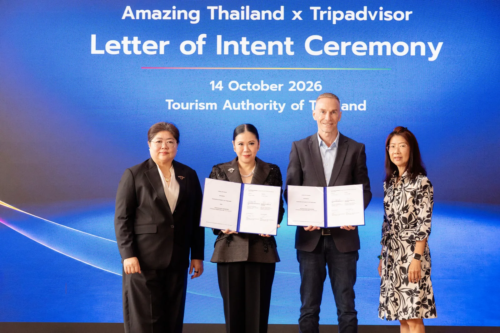 ผู้บริหาร ททท. Tripadvisor ถือเอกสารหนังสือแสดงเจตจำนงในพิธี Amazing Thailand x Tripadvisor Letter of Intent Ceremony วันที่ 14 ตุลาคม 2026
