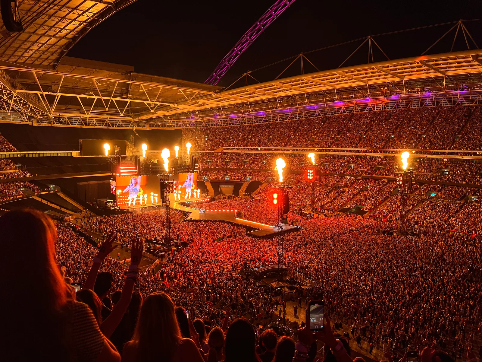 ผู้ชมเต็มสนามในช่วงเพลงยุค 1989 ของคอนเสิร์ต The Eras Tour ของ Taylor Swift ที่ลอนดอน เมื่อ 19 สิงหาคม 2024
