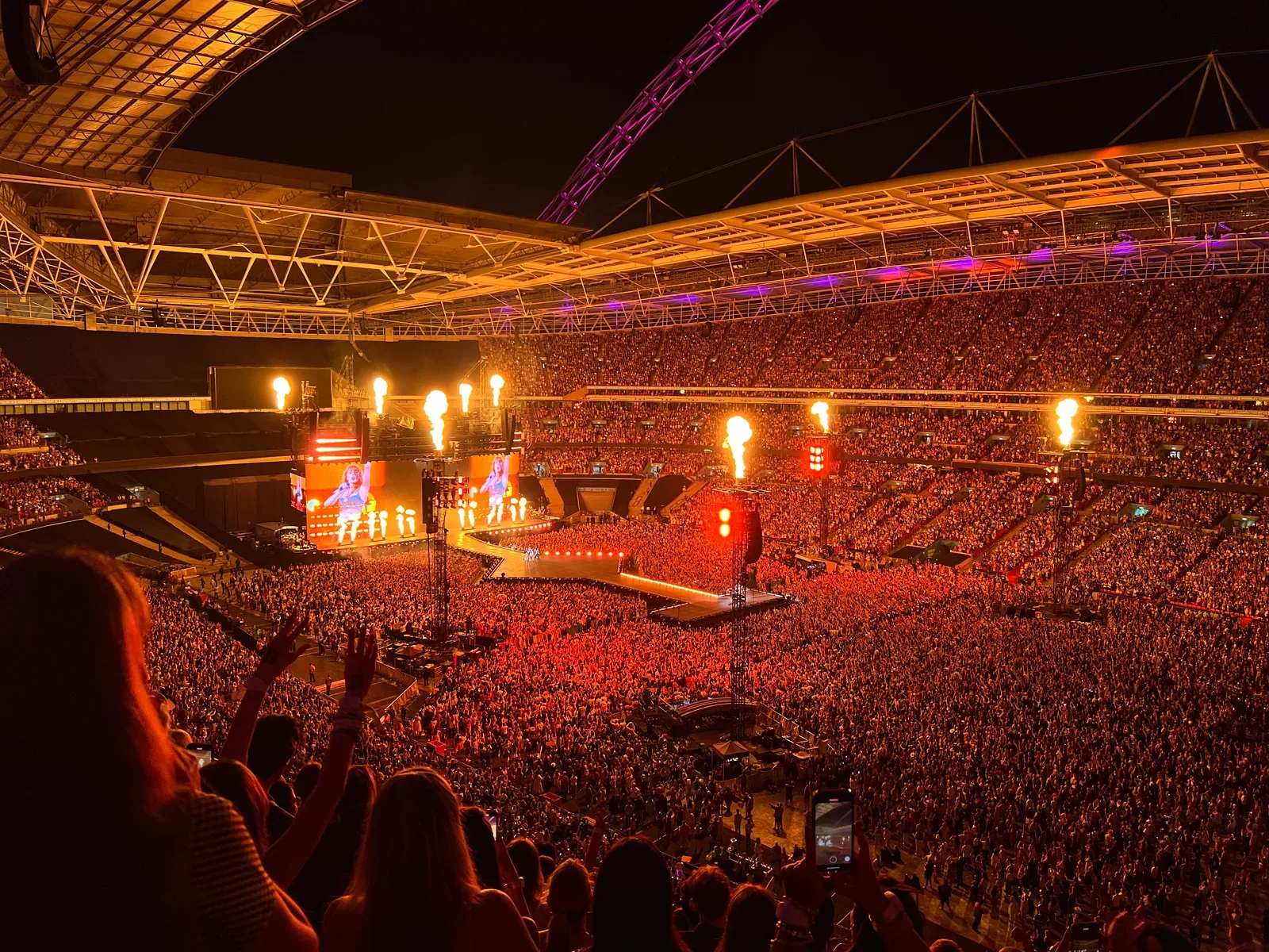 ผู้ชมเต็มอัฒจันทร์และพื้นสนามคอนเสิร์ต The Eras Tour ของ Taylor Swift ในลอนดอน ปี 2024