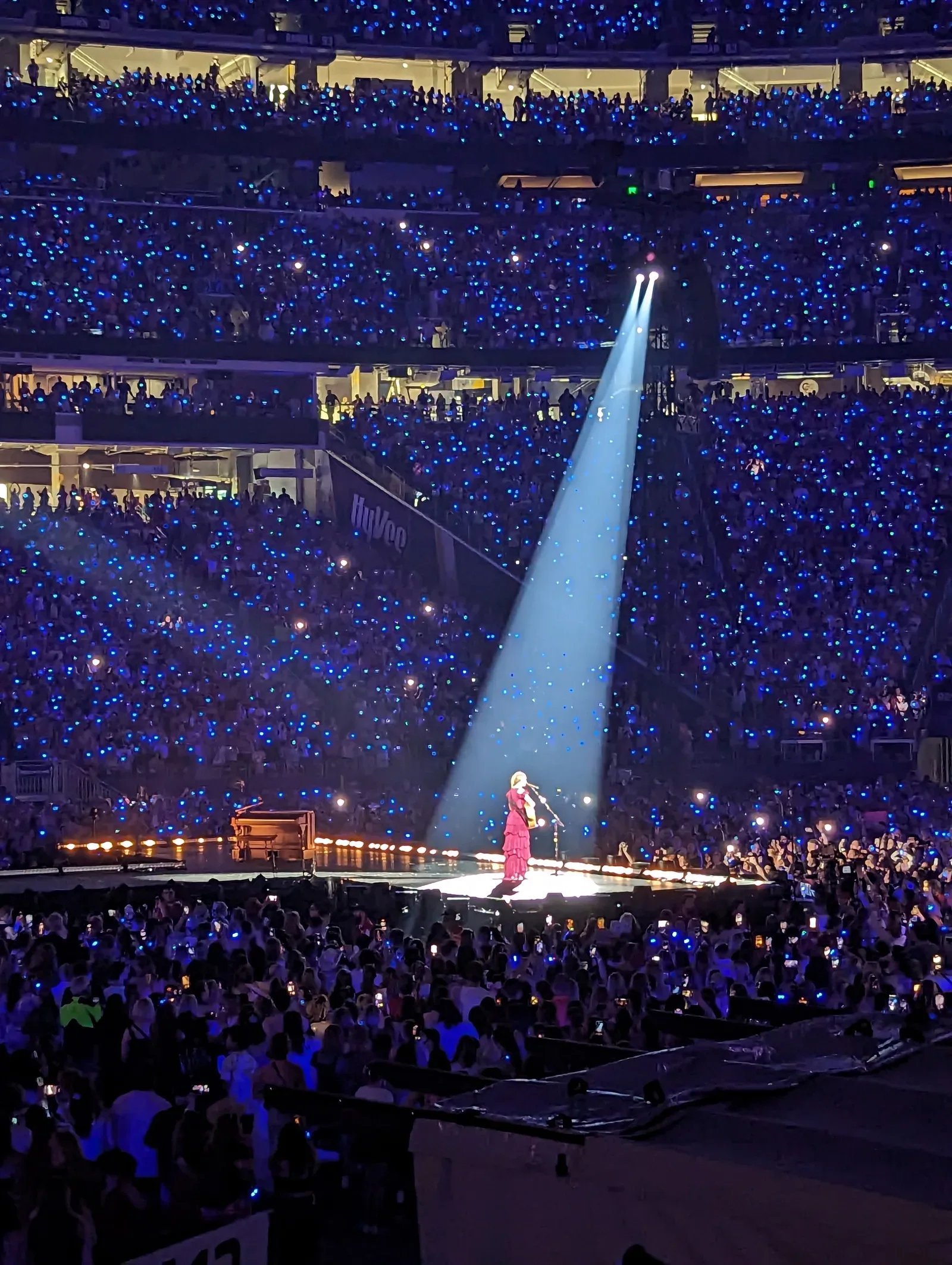 Taylor Swift ยืนเล่นกีตาร์ใต้แสงสปอตไลต์ในช่วงเพลงอะคูสติกของ The Eras Tour ที่มินนีแอโพลิส ปี 2023