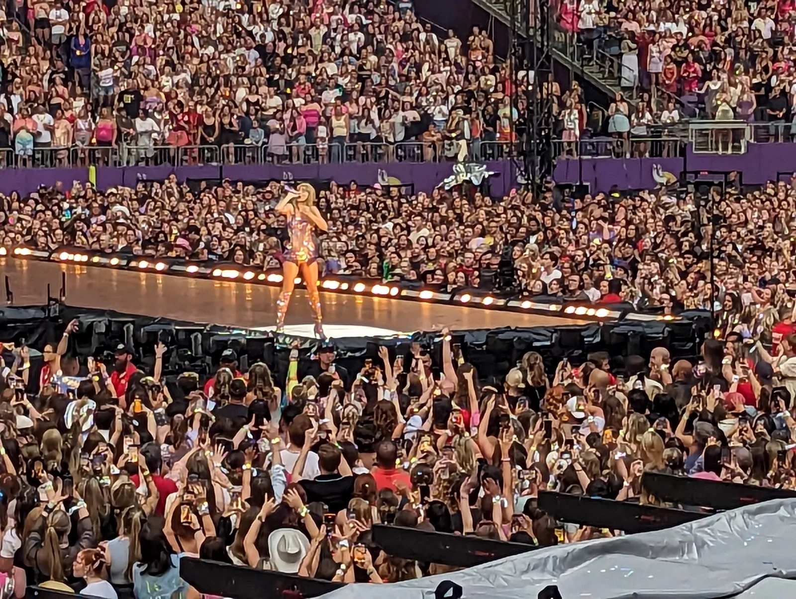 Taylor Swift บนเวที The Eras Tour ที่ U.S. Bank Stadium มินนีแอโพลิส 24 มิถุนายน 2023 รายล้อมด้วยผู้ชมเต็มสนาม
