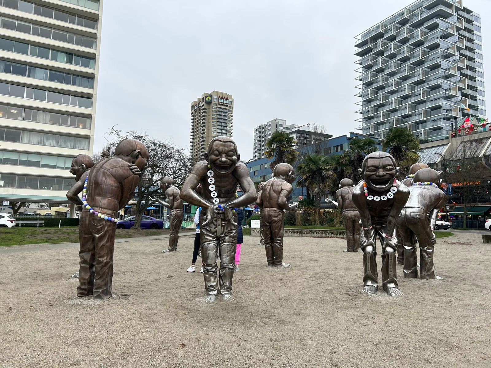 สร้อยข้อมือมิตรภาพที่แฟนเพลงคล้องไว้บนรูปปั้น A-maze-ing Laughter ริมหาด English Bay เมืองแวนคูเวอร์ ก่อนการแสดง The Eras Tour ปี 2024