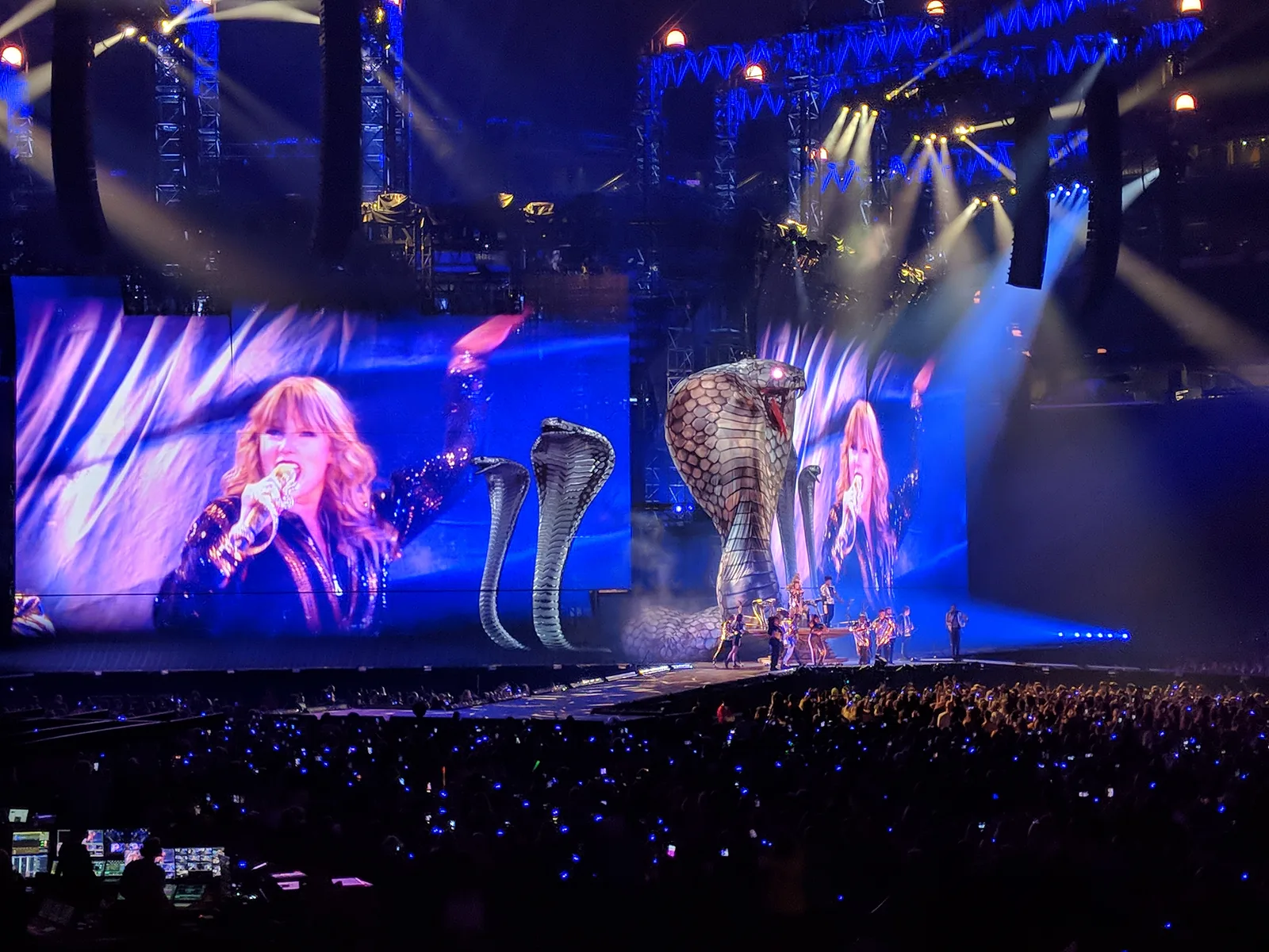 งูยักษ์บนเวที Reputation Stadium Tour ของ Taylor Swift ที่ U.S. Bank Stadium เมืองมินนีแอโพลิส 31 สิงหาคม 2018