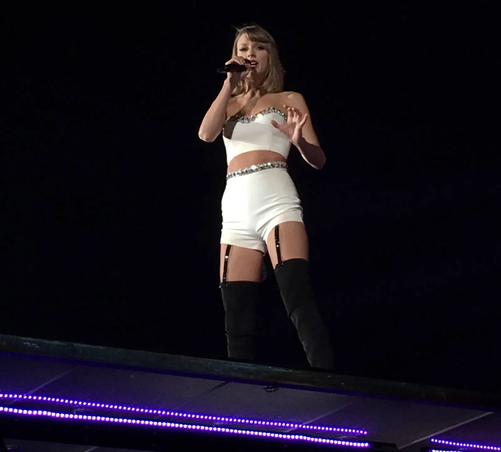 Taylor Swift ร้องเพลงในคอนเสิร์ตรอบสุดท้ายของ The 1989 World Tour ที่สนาม AAMI Park เมืองเมลเบิร์น 12 ธันวาคม 2015