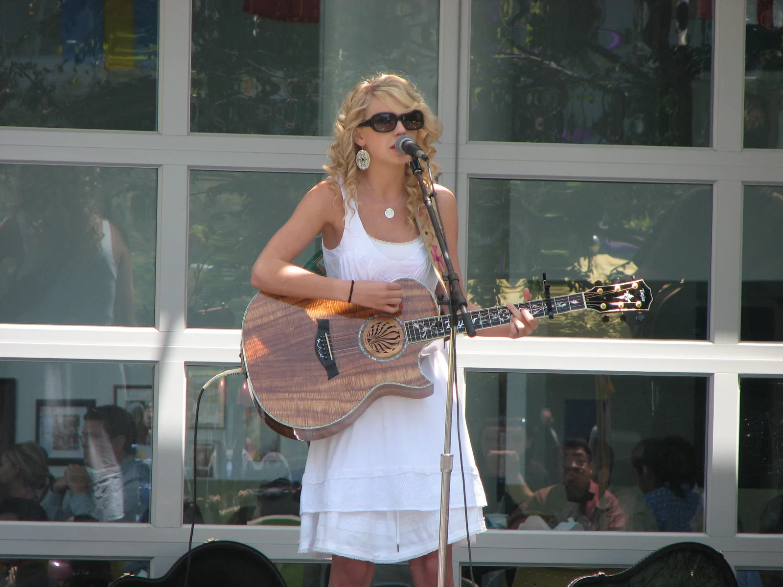 Taylor Swift วัย 17 ปีเล่นกีตาร์โปร่งและร้องเพลงที่สำนักงานใหญ่ Yahoo วันที่ 16 พฤษภาคม 2007