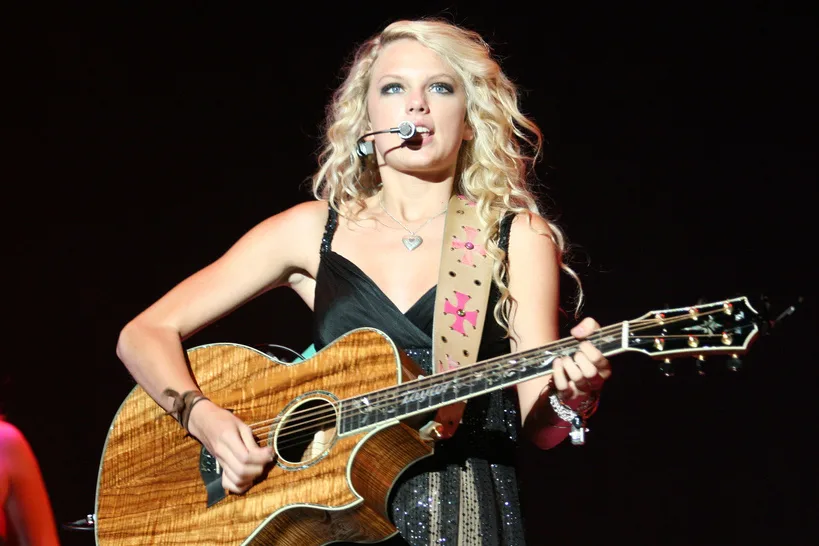Taylor Swift แสดงสดพร้อมกีตาร์อะคูสติกเมื่อ 10 สิงหาคม 2007 ปีถัดจากที่อัลบั้มแรกออก