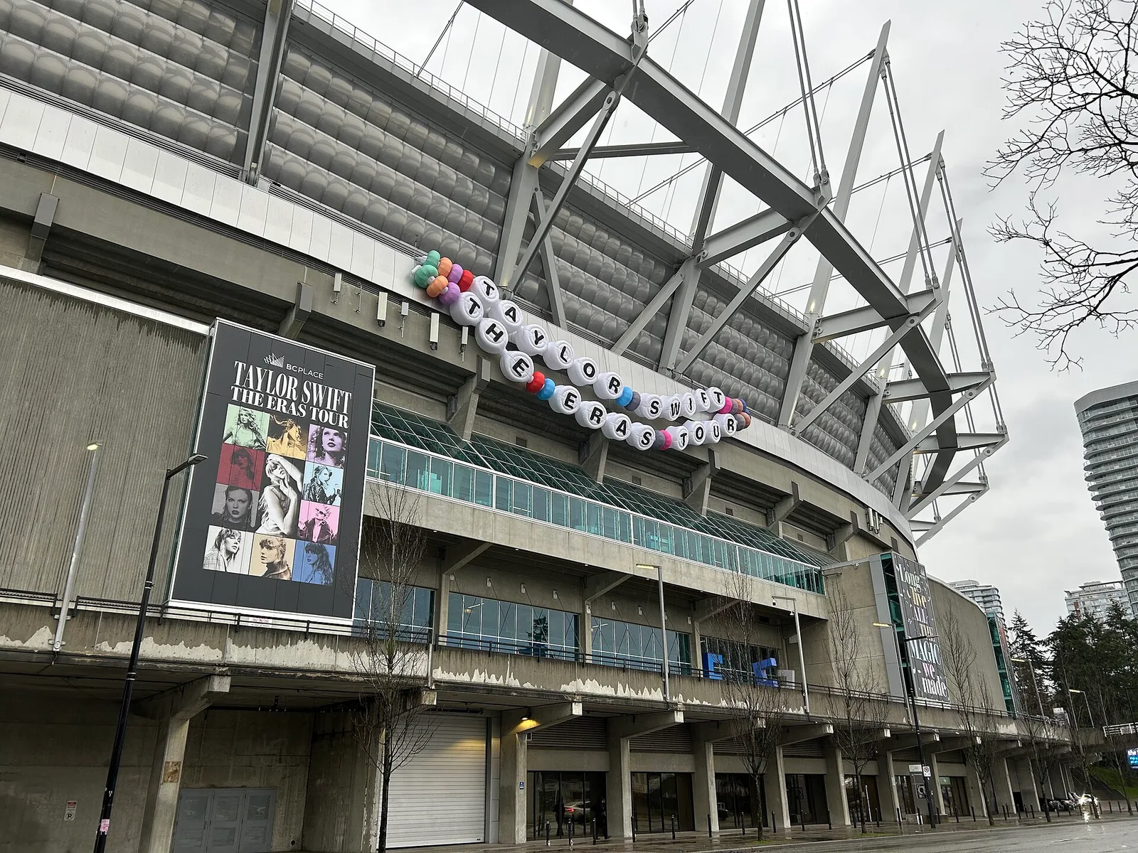 ป้ายโฆษณา Taylor Swift The Eras Tour และสร้อยข้อมือมิตรภาพขนาดยักษ์ที่สะกดคำว่า Taylor Swift The Eras Tour บนผนังสนาม BC Place แวนคูเวอร์ 13 ธันวาคม 2024