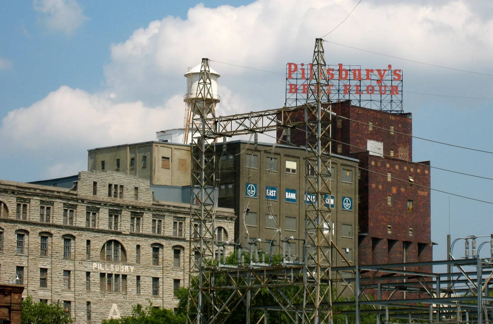 อาคาร Pillsbury A-Mill ในเมือง Minneapolis รัฐมินนิโซตา มีป้าย Pillsbury's Best Flour บนหลังคา ภาพวันที่ 17 มิถุนายน 2006