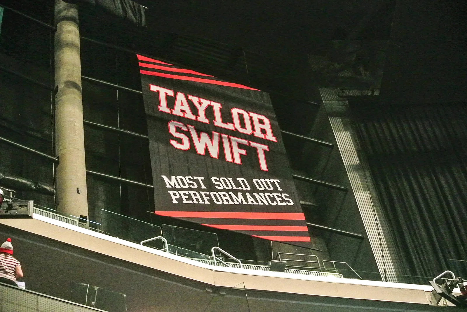 ป้าย Taylor Swift Most Sold Out Performances สีดำแดงแขวนเหนือที่นั่งในสนาม STAPLES Center เมือง Los Angeles วันที่ 22 สิงหาคม 2015