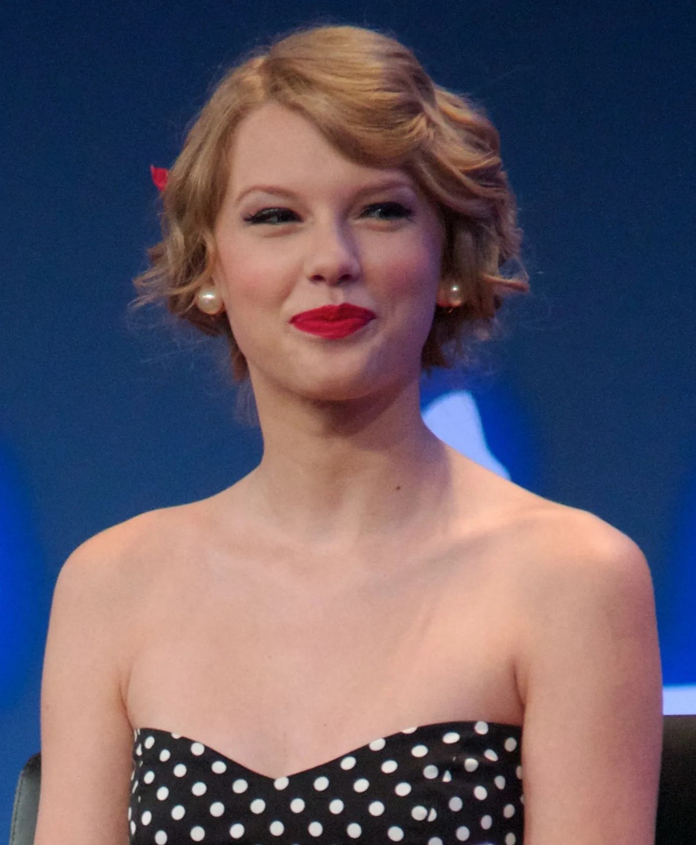 Taylor Swift ยิ้มบนเวทีงาน YouTube Presents เดือนกันยายน 2011 ปีเดียวกับที่มีรายงานว่าเธอซื้อบ้านหลังนี้