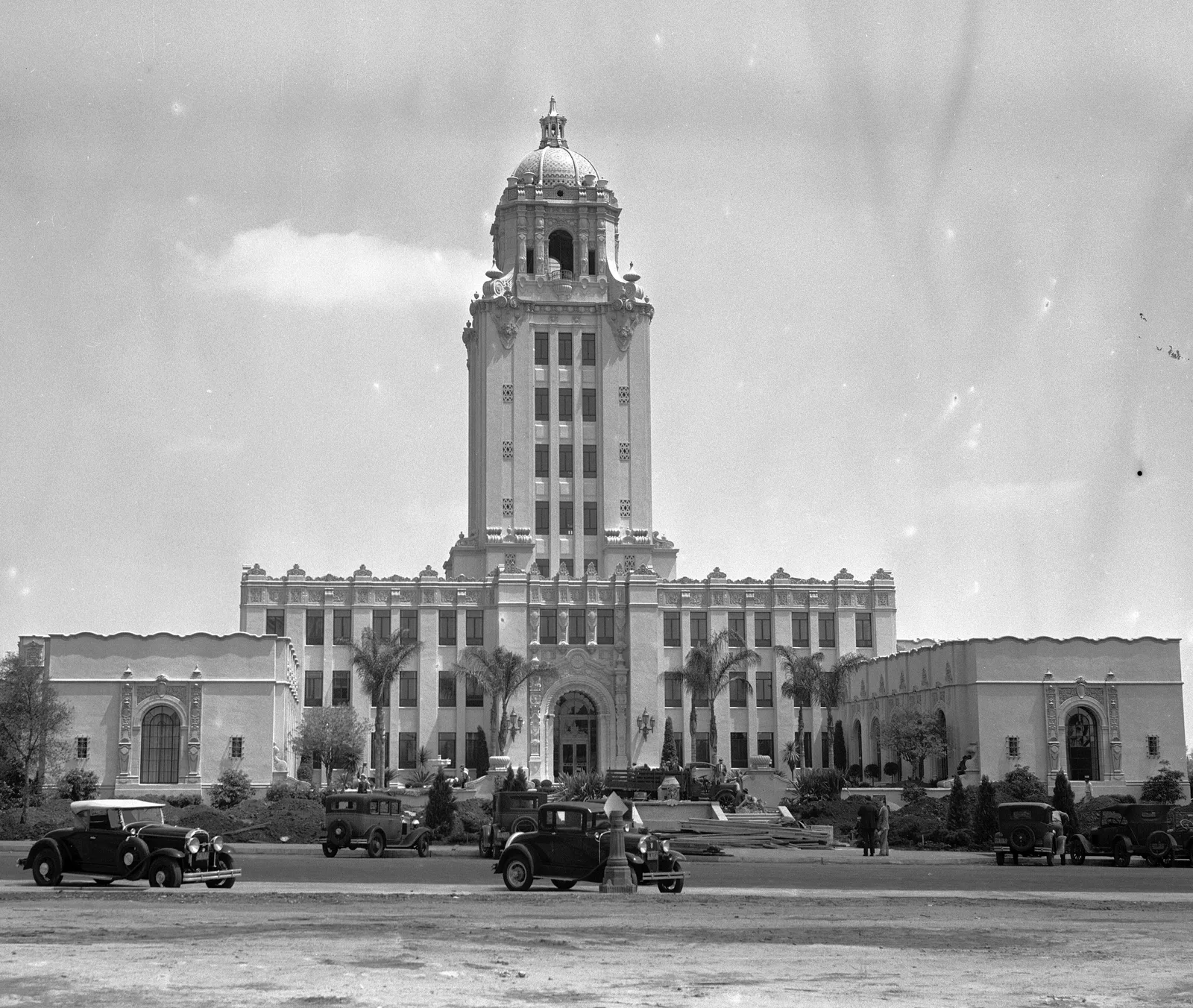 ศาลาว่าการเมือง Beverly Hills แบบ Mediterranean Revival มีหอคอย 9 ชั้นและปีกสองข้าง ไม่นานหลังสร้างเสร็จ เดือนเมษายน 1932