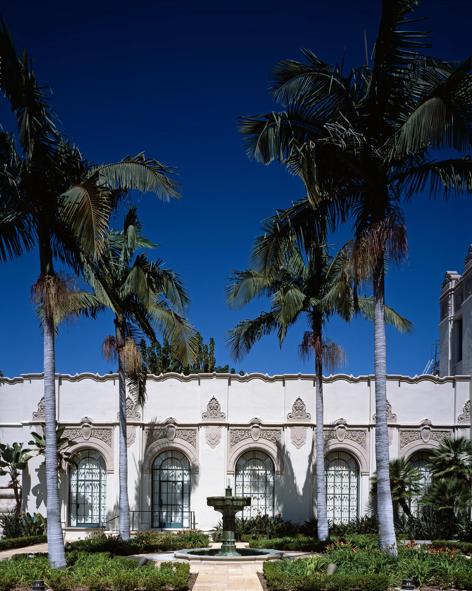 สวนน้ำพุและอาคารศาลาว่าการเมือง Beverly Hills รัฐแคลิฟอร์เนีย เดือนเมษายน 2005
