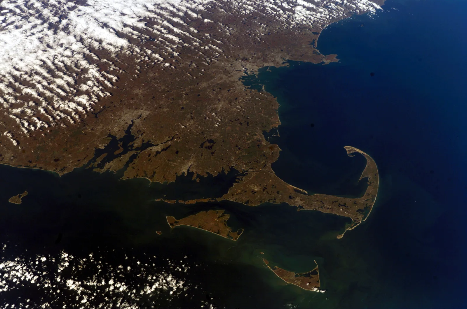 คาบสมุทร Cape Cod รูปแขนงอของรัฐ Massachusetts ถ่ายจากสถานีอวกาศนานาชาติ ภาพเดือนพฤศจิกายน 2007