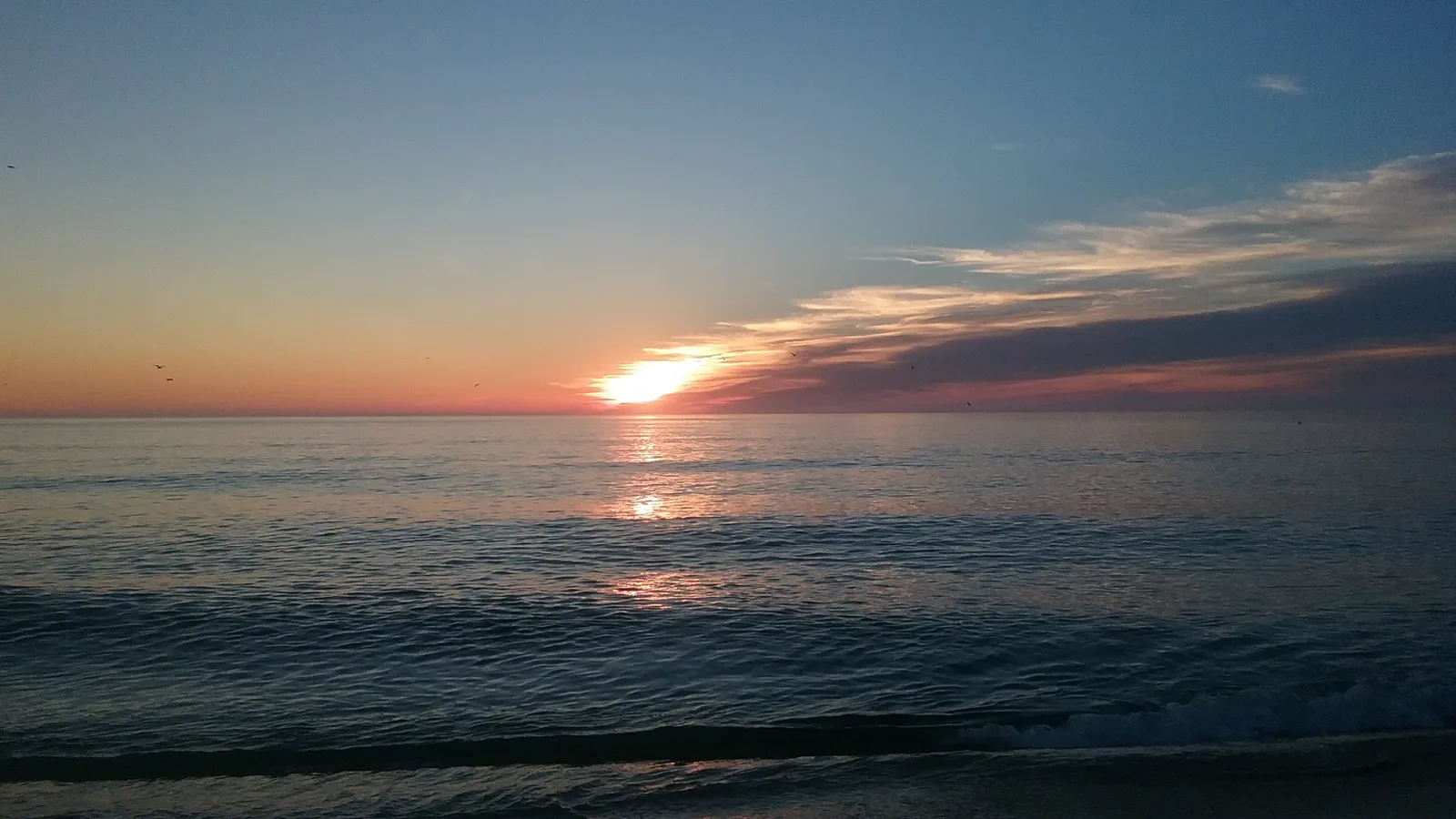 พระอาทิตย์ขึ้นเหนือทะเลที่ Coast Guard Beach เมือง Eastham บน Cape Cod วันที่ 22 กันยายน 2016