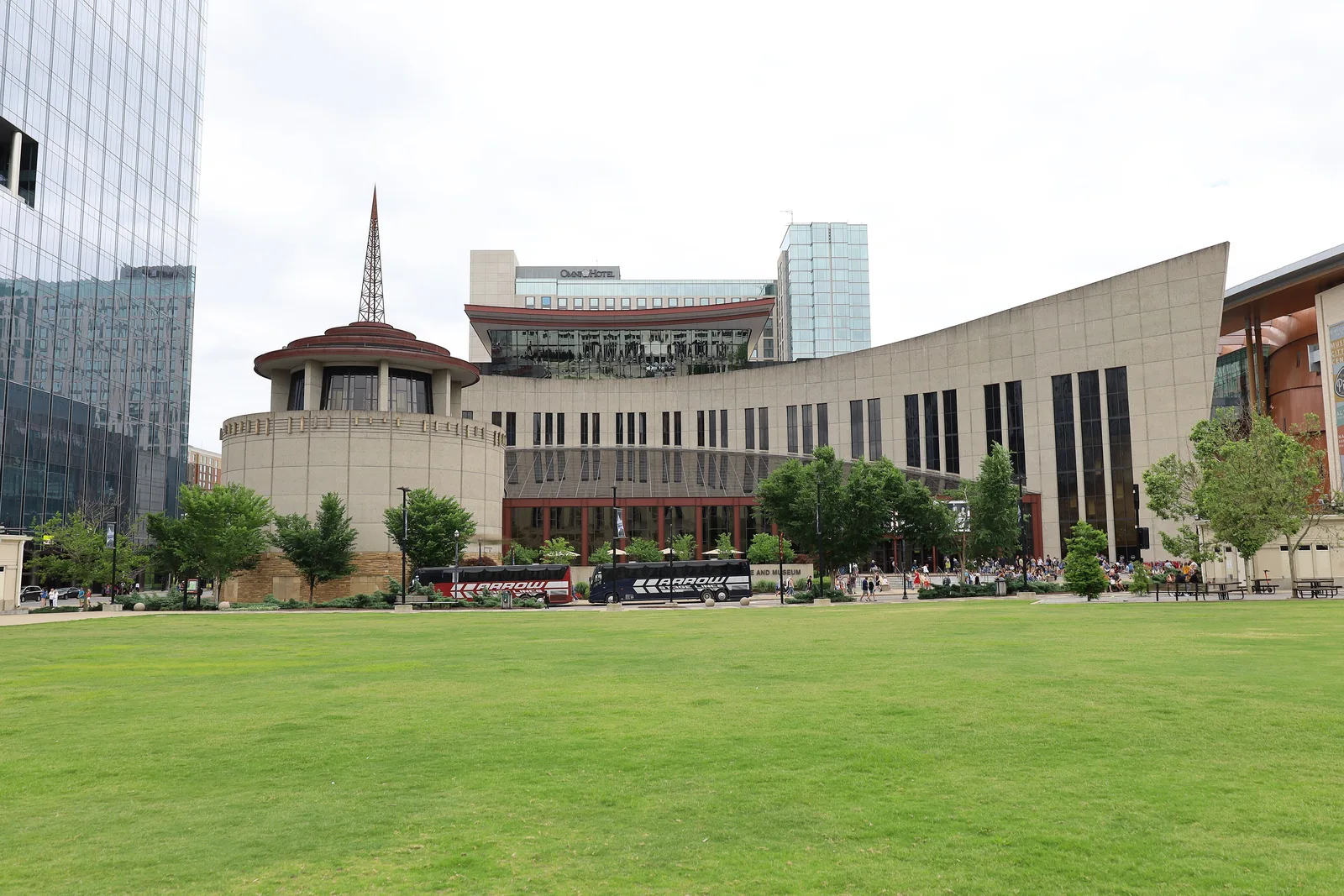 อาคาร Country Music Hall of Fame and Museum ในเมือง Nashville ปี 2022 ที่ตั้งของ Taylor Swift Education Center สถานที่สาธารณะที่แฟนเข้าชมได้ ต่างจากบ้าน Taylor Swift ที่เป็นบ้านส่วนตัว