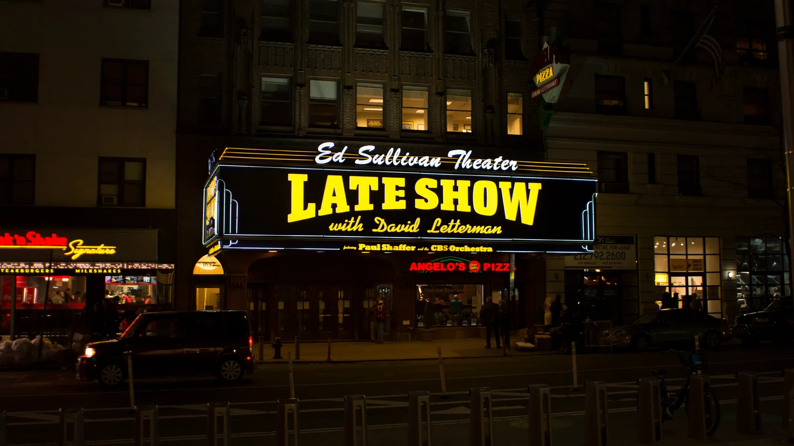 โรงละคร Ed Sullivan Theater ในนิวยอร์กยามค่ำ ป้ายหน้าโรงละครเขียนว่า Late Show with David Letterman เดือนธันวาคม 2014