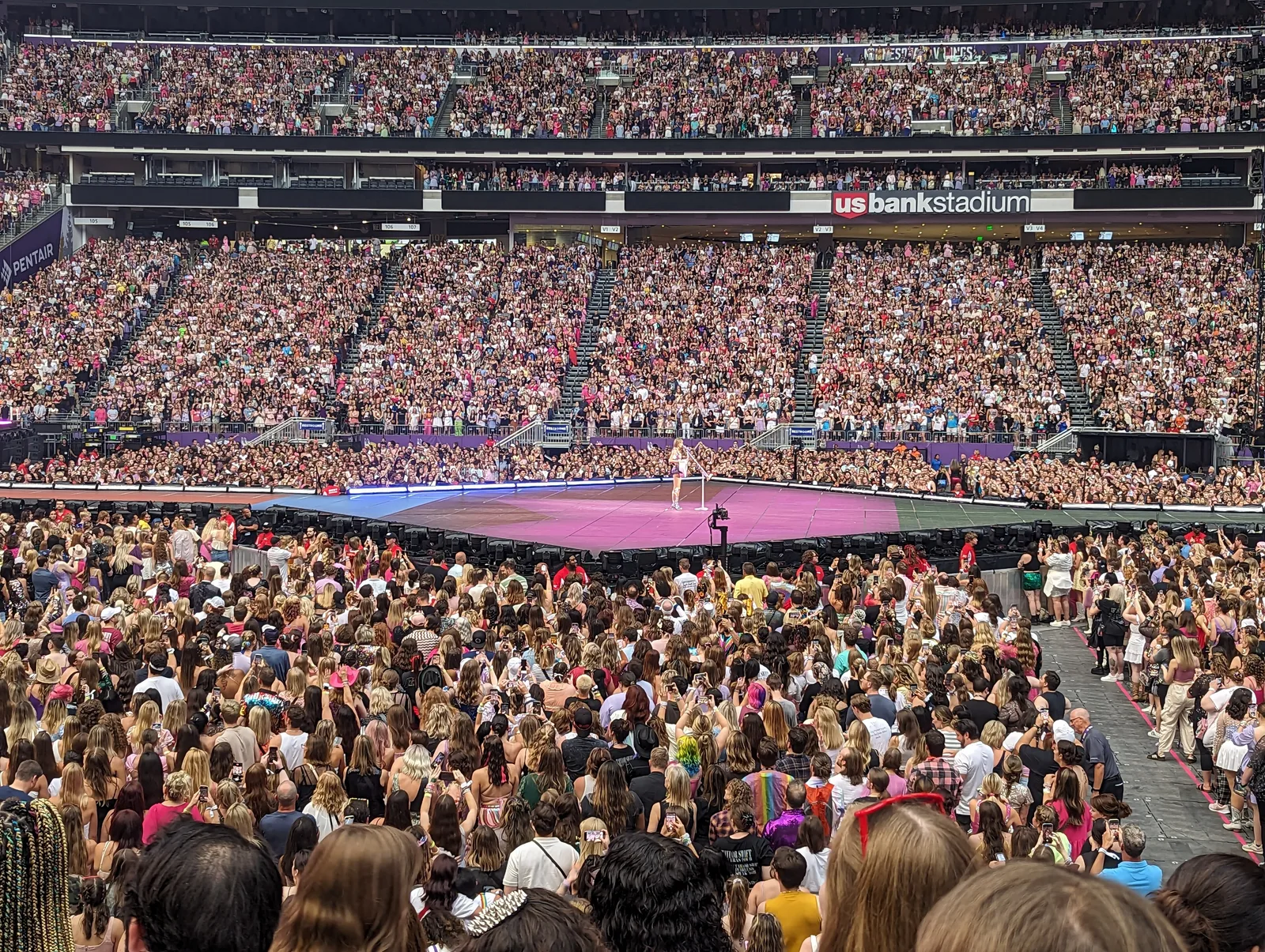 ภาพมุมกว้างของสนามที่ Minneapolis ขณะ Taylor Swift ร้องเพลง Lover กลางเวทีรูปเพชรในช่วง Lover ของ The Eras Tour วันที่ 24 มิถุนายน 2023
