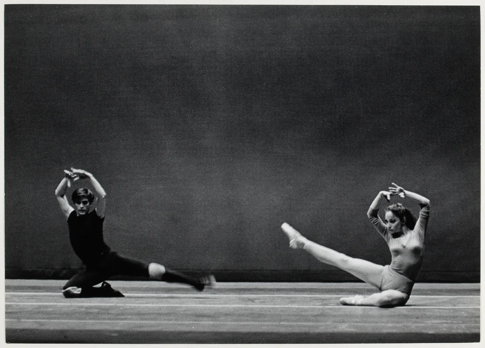 นักเต้นสองคนของคณะ Harkness Ballet บนเวที ภาพปี 1965 ของช่างภาพ Roger Pic