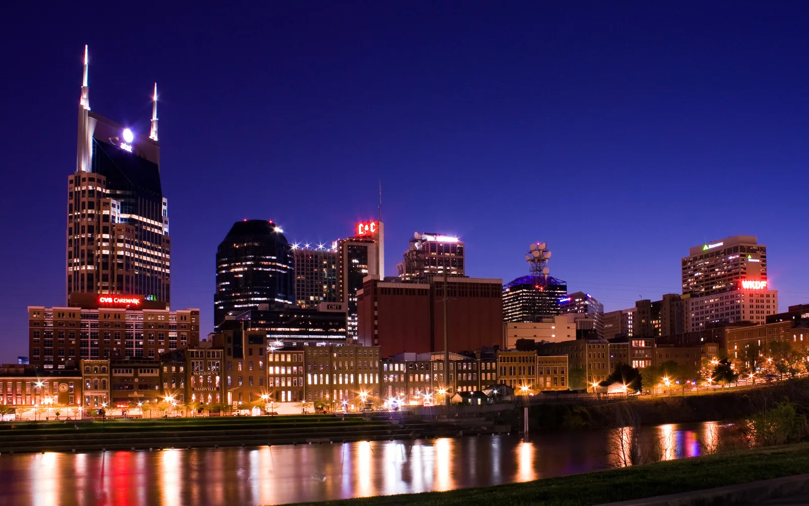 เส้นขอบฟ้าเมือง Nashville ยามค่ำ มองจากฝั่งตะวันออกของแม่น้ำ Cumberland เดือนเมษายน 2009