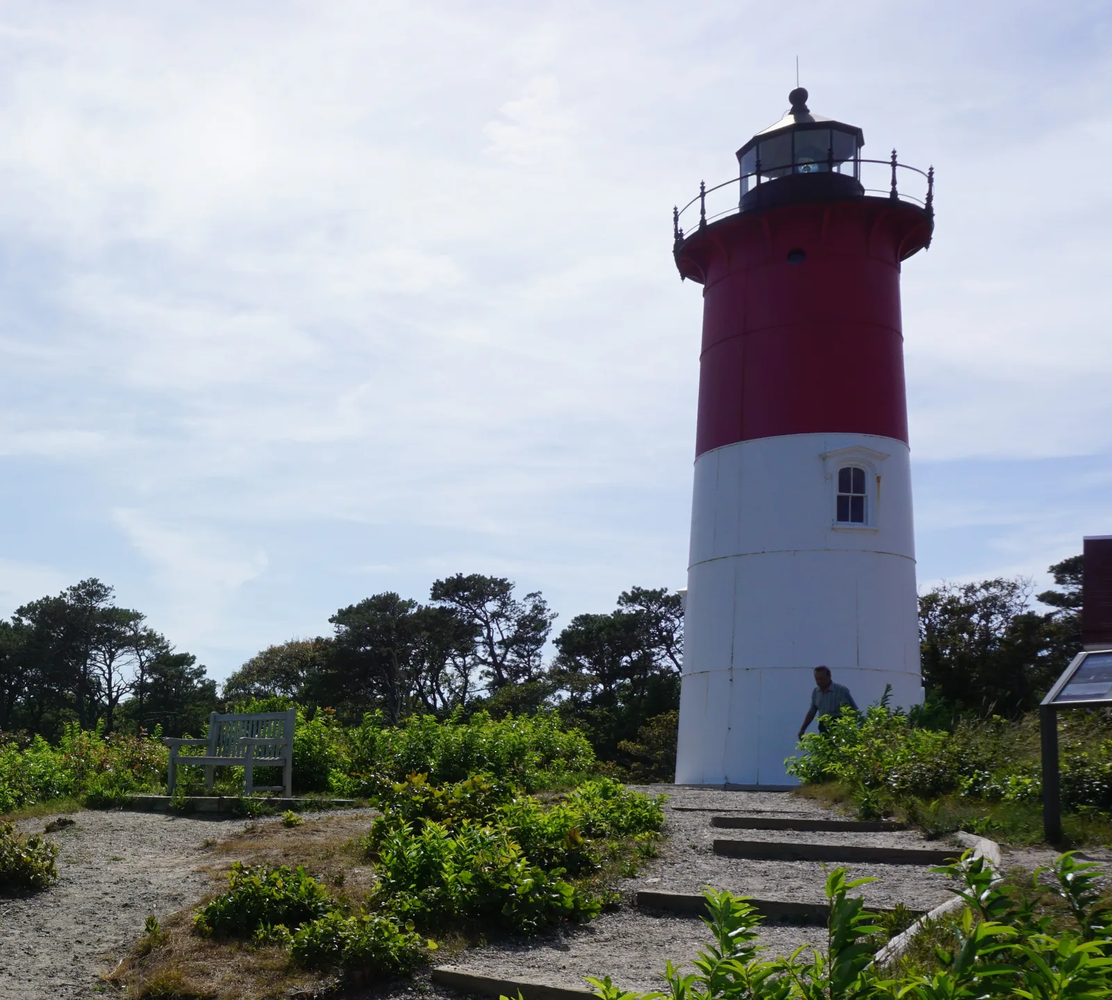 ประภาคาร Nauset Beach Light สีแดงและขาวบน Cape Cod รัฐ Massachusetts มองจากทางทิศตะวันออก เดือนกรกฎาคม 2018