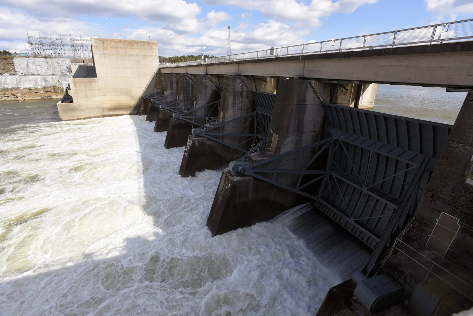 เขื่อน Old Hickory Dam บนแม่น้ำ Cumberland ขณะระบายน้ำ วันที่ 12 มกราคม 2016 ดูแลโดย U.S. Army Corps of Engineers