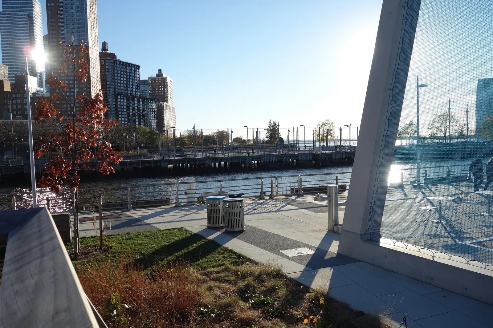 ทางเดินริมแม่น้ำมองจากทางเดินยกระดับของ Pier 26 ใน Hudson River Park ย่าน Tribeca นิวยอร์ก เดือนพฤศจิกายน 2021