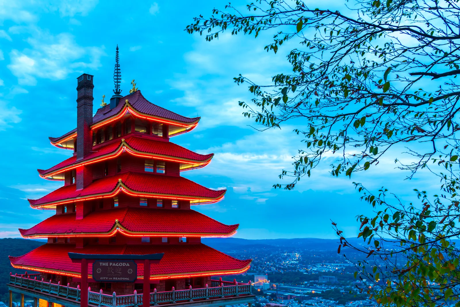 เจดีย์ Pagoda หลังคาสีแดงหลายชั้นของเมือง Reading รัฐเพนซิลเวเนีย ภาพเดือนกันยายน 2016