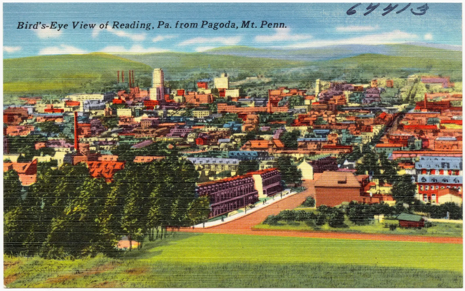 โปสการ์ดสีภาพมุมสูงของเมือง Reading รัฐเพนซิลเวเนีย มองจากเจดีย์ Pagoda บนเขา Mount Penn ราวปี 1930–1945