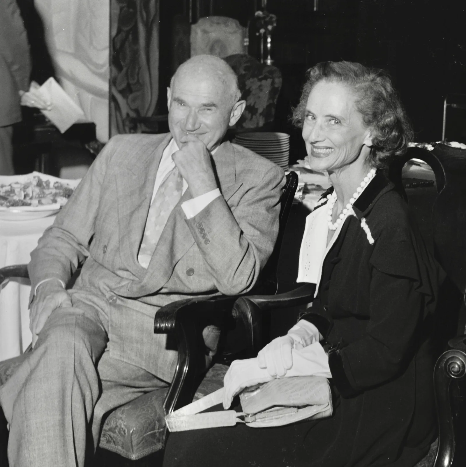 Samuel Goldwyn นั่งคู่กับภรรยา Frances Howard วันที่ 12 สิงหาคม 1953