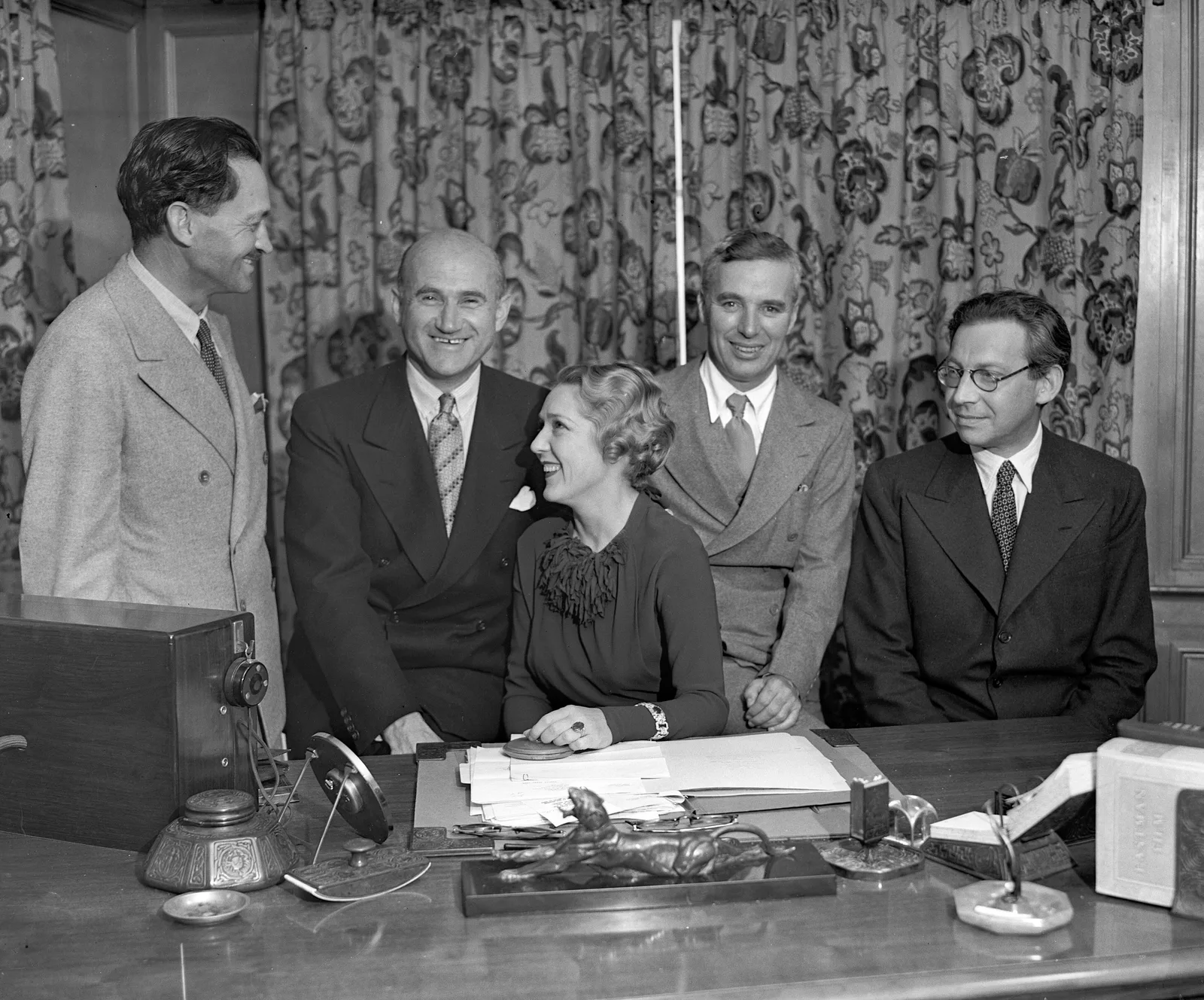 Alexander Korda, Samuel Goldwyn, Mary Pickford, Charlie Chaplin และ Robert Fairbanks รอบโต๊ะทำงาน เดือนกันยายน 1935
