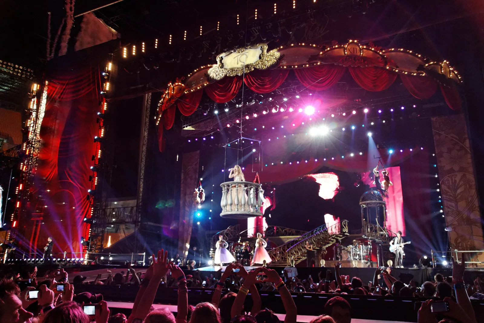 เวทีหลักของ Speak Now World Tour ที่ Heinz Field เมือง Pittsburgh วันที่ 18 มิถุนายน 2011 มีระเบียงลอยอยู่เหนือเวที