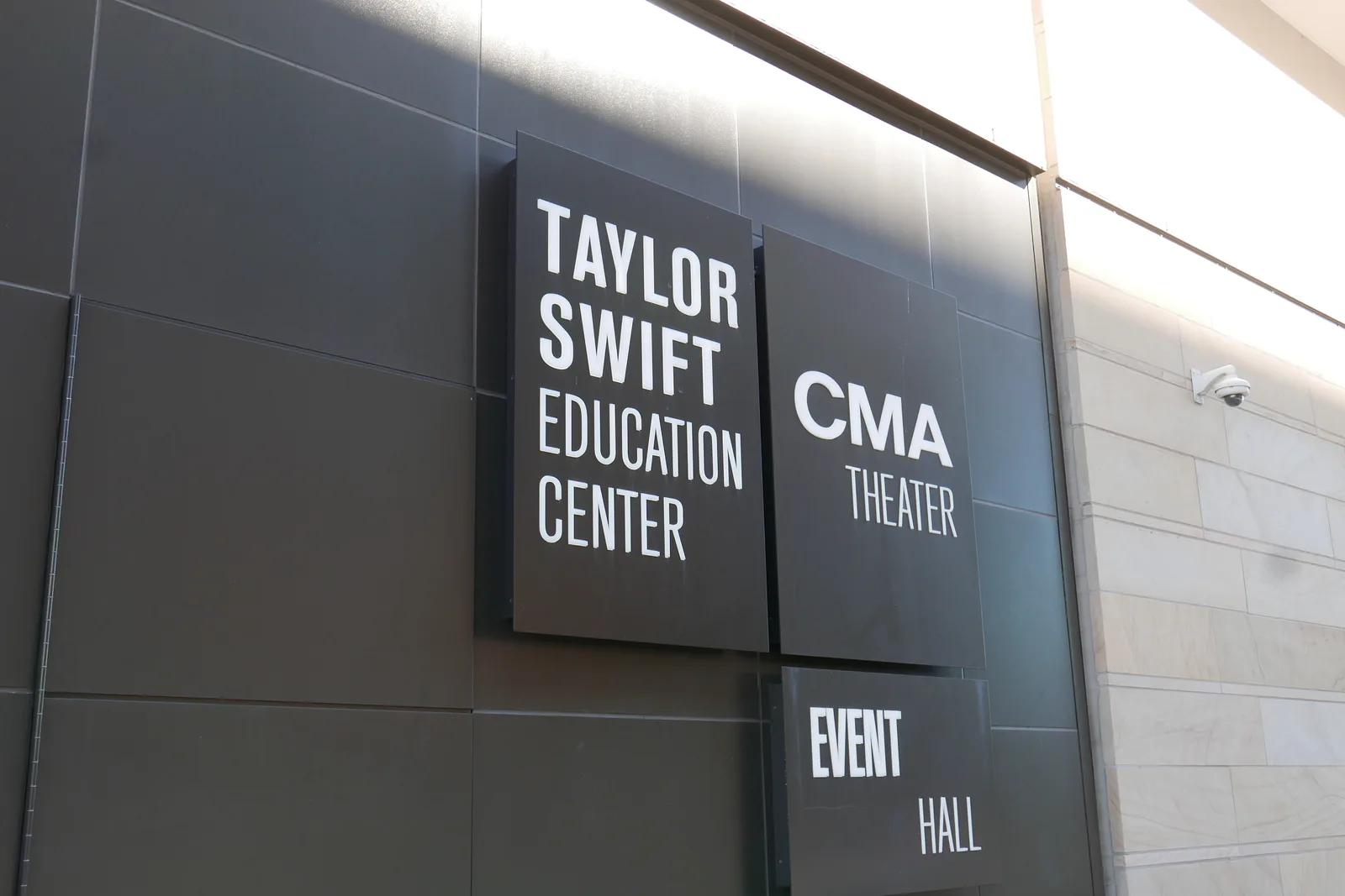 ป้าย Taylor Swift Education Center, CMA Theater และ Event Hall บนผนังอาคารริมถนน Broadway เมือง Nashville เดือนกุมภาพันธ์ 2016