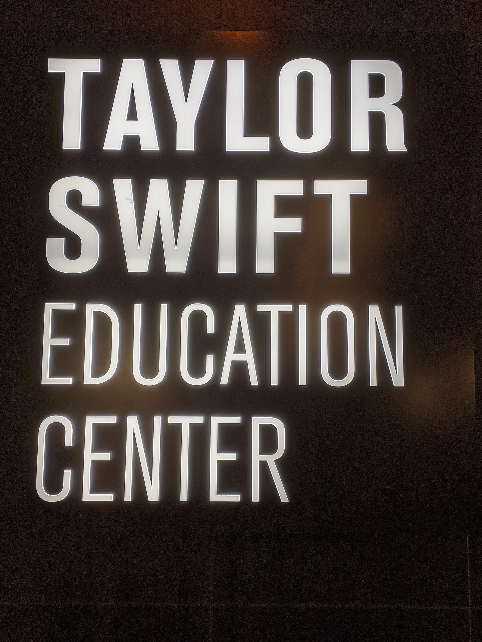 ป้ายตัวอักษร Taylor Swift Education Center ที่ Country Music Hall of Fame and Museum เมือง Nashville เดือนธันวาคม 2019