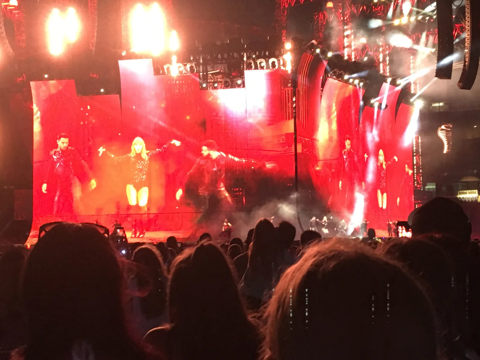 Taylor Swift ร้องเพลง I Did Something Bad บนเวทีที่สว่างด้วยไฟสีแดงในทัวร์ Reputation ที่ Gillette Stadium รัฐ Massachusetts วันที่ 26 กรกฎาคม 2018