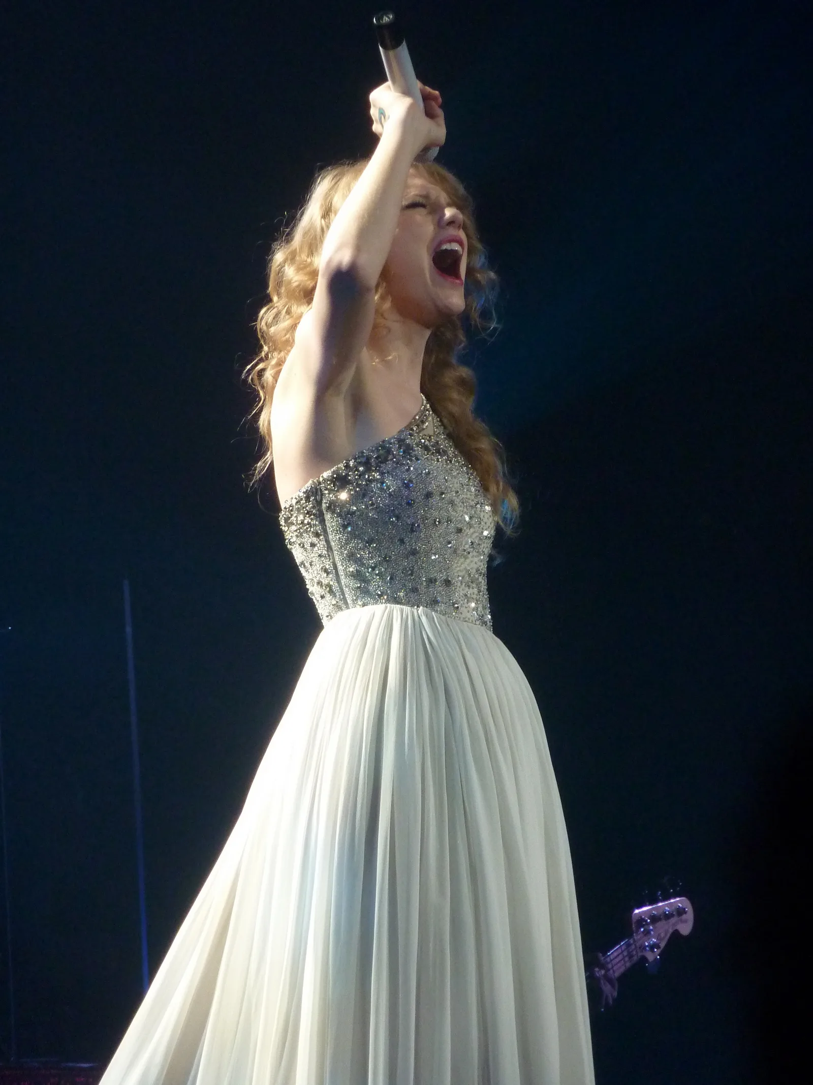 Taylor Swift ร้องเพลง Enchanted ในทัวร์ Speak Now ที่ Paris วันที่ 17 มีนาคม 2011