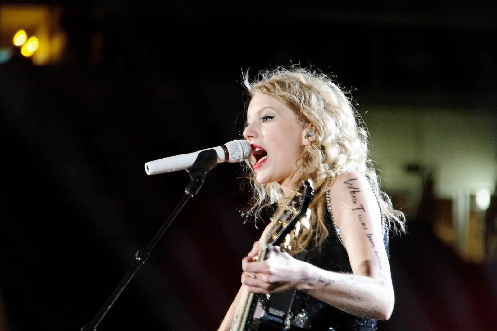Taylor Swift ร้องเพลงพร้อมกีตาร์บนเวที Speak Now World Tour ที่ Heinz Field เมือง Pittsburgh รัฐเพนซิลเวเนีย ปี 2011