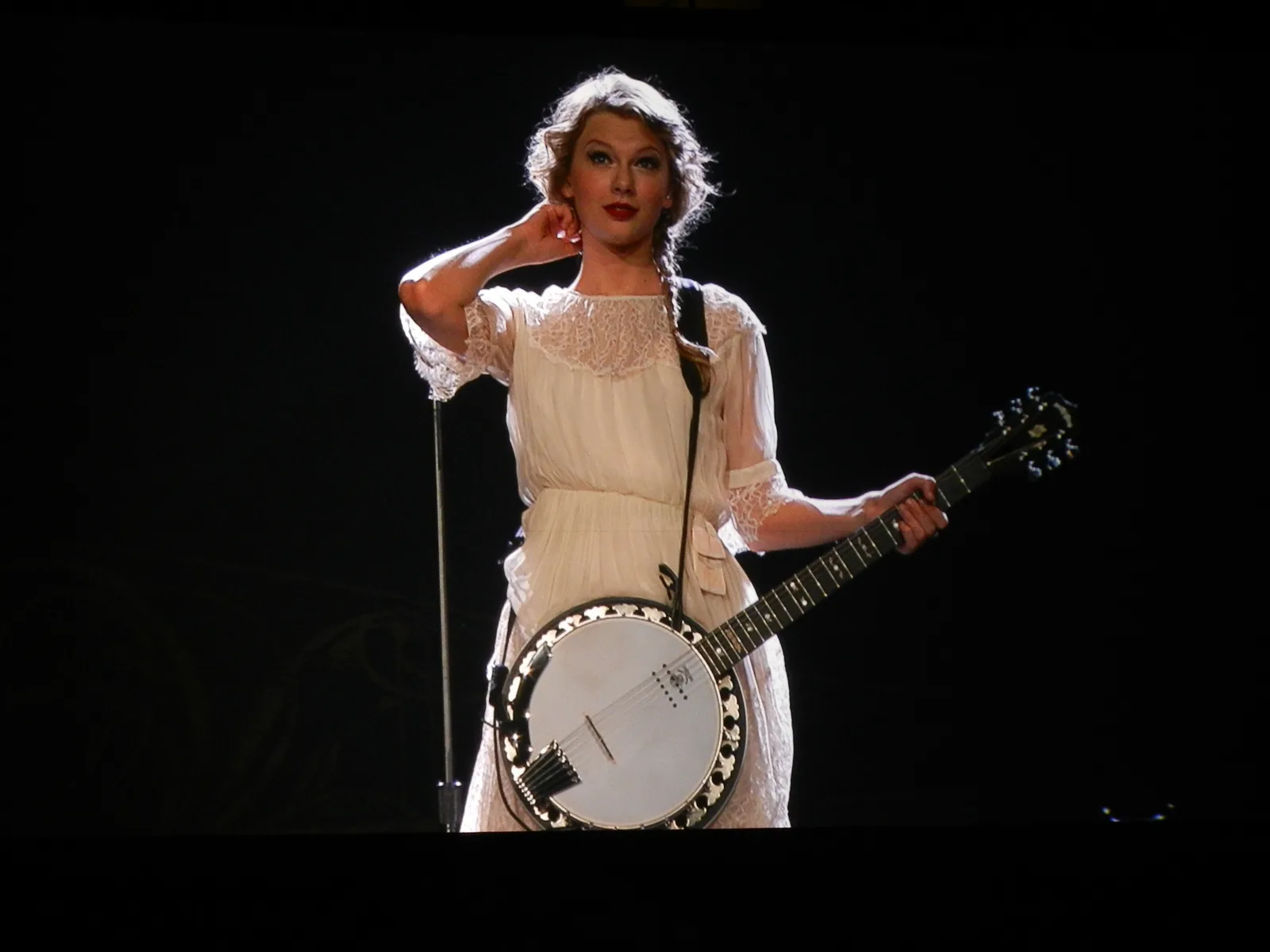 Taylor Swift ถือแบนโจบนเวที Speak Now World Tour ที่ Vancouver วันที่ 11 กันยายน 2011