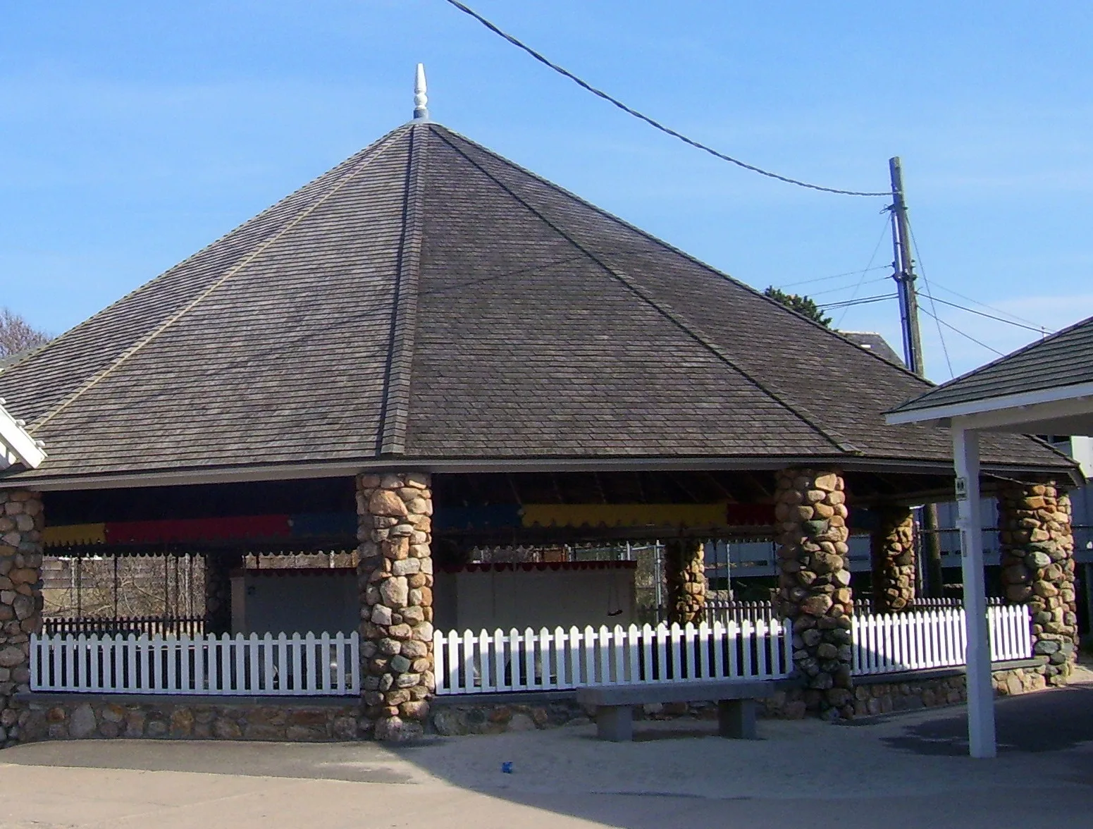 อาคารม้าหมุน Flying Horse Carousel หลังคาทรงแปดเหลี่ยมบนเสาหินที่ Watch Hill รัฐ Rhode Island ปิดช่วงนอกฤดูท่องเที่ยว เดือนเมษายน 2008