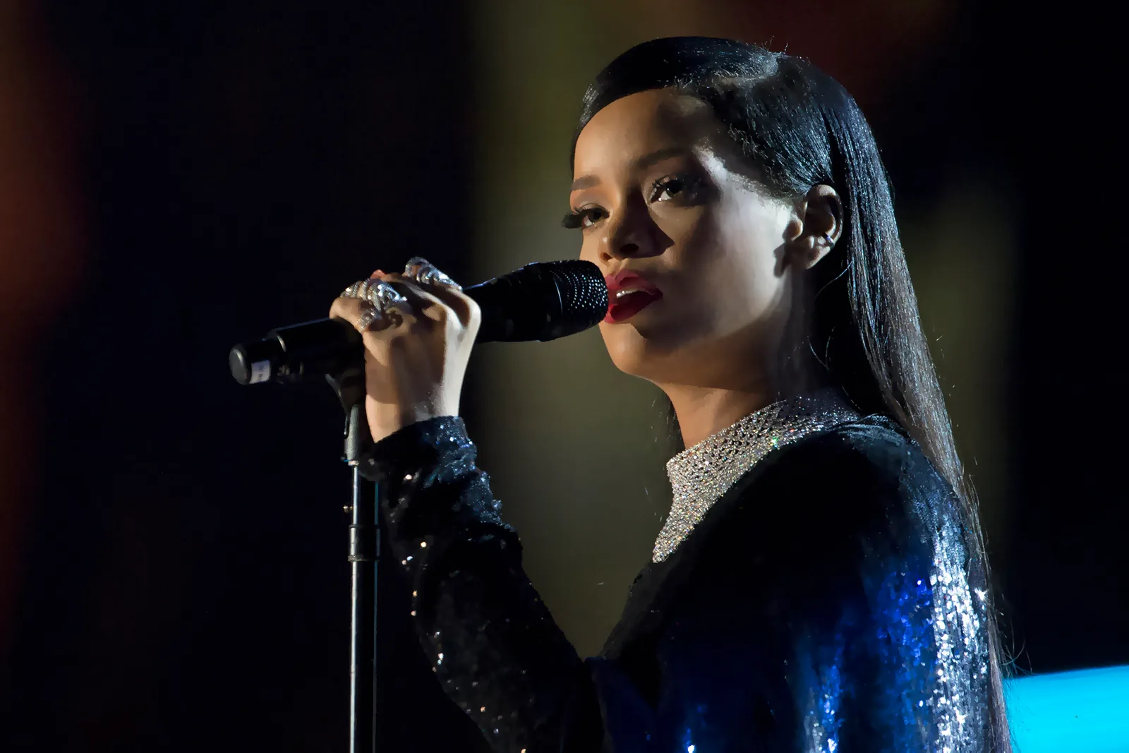 Rihanna ร้องเพลงในงาน The Concert for Valor กรุงวอชิงตัน ดี.ซี. 11 พฤศจิกายน 2014