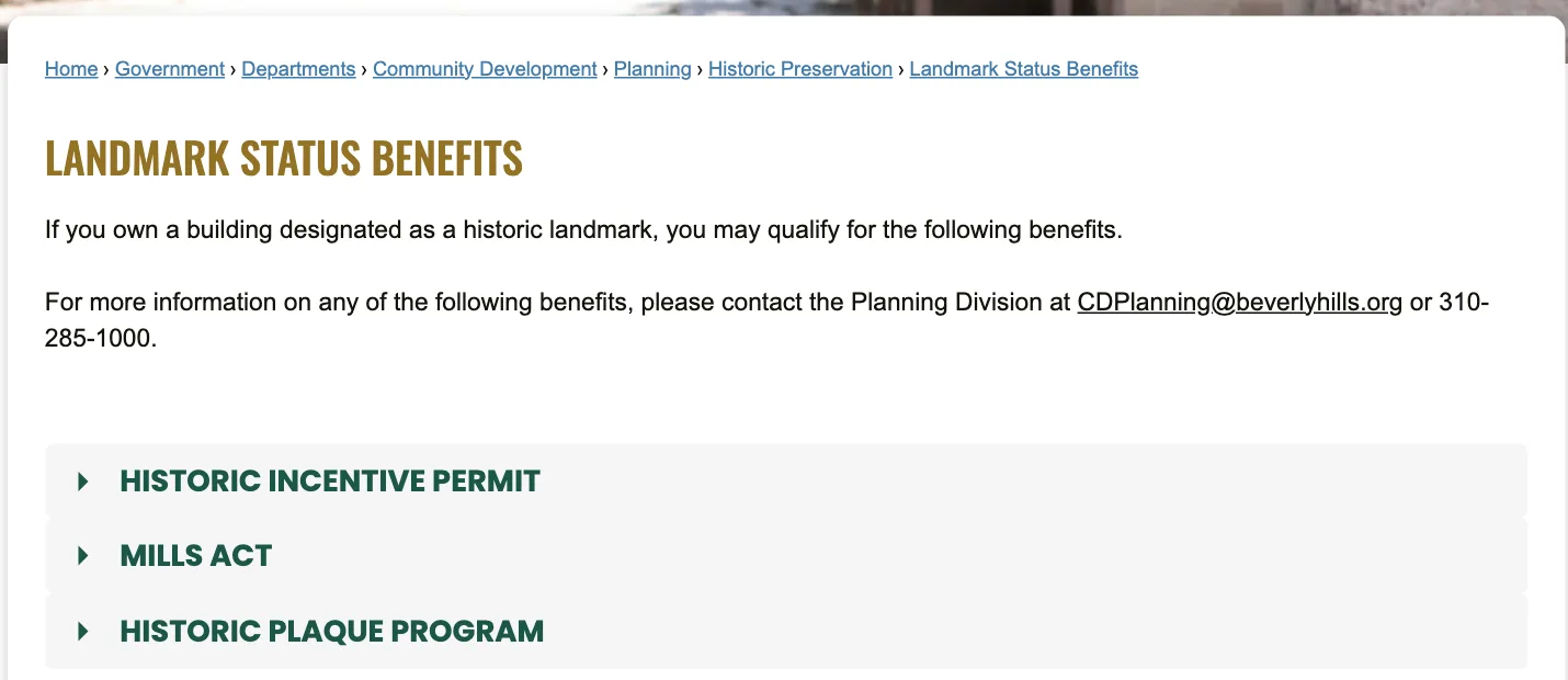 หน้า Landmark Status Benefits ของเมือง Beverly Hills แสดงสิทธิประโยชน์ของอาคารอนุรักษ์ 3 ข้อ ได้แก่ Historic Incentive Permit, Mills Act และ Historic Plaque Program