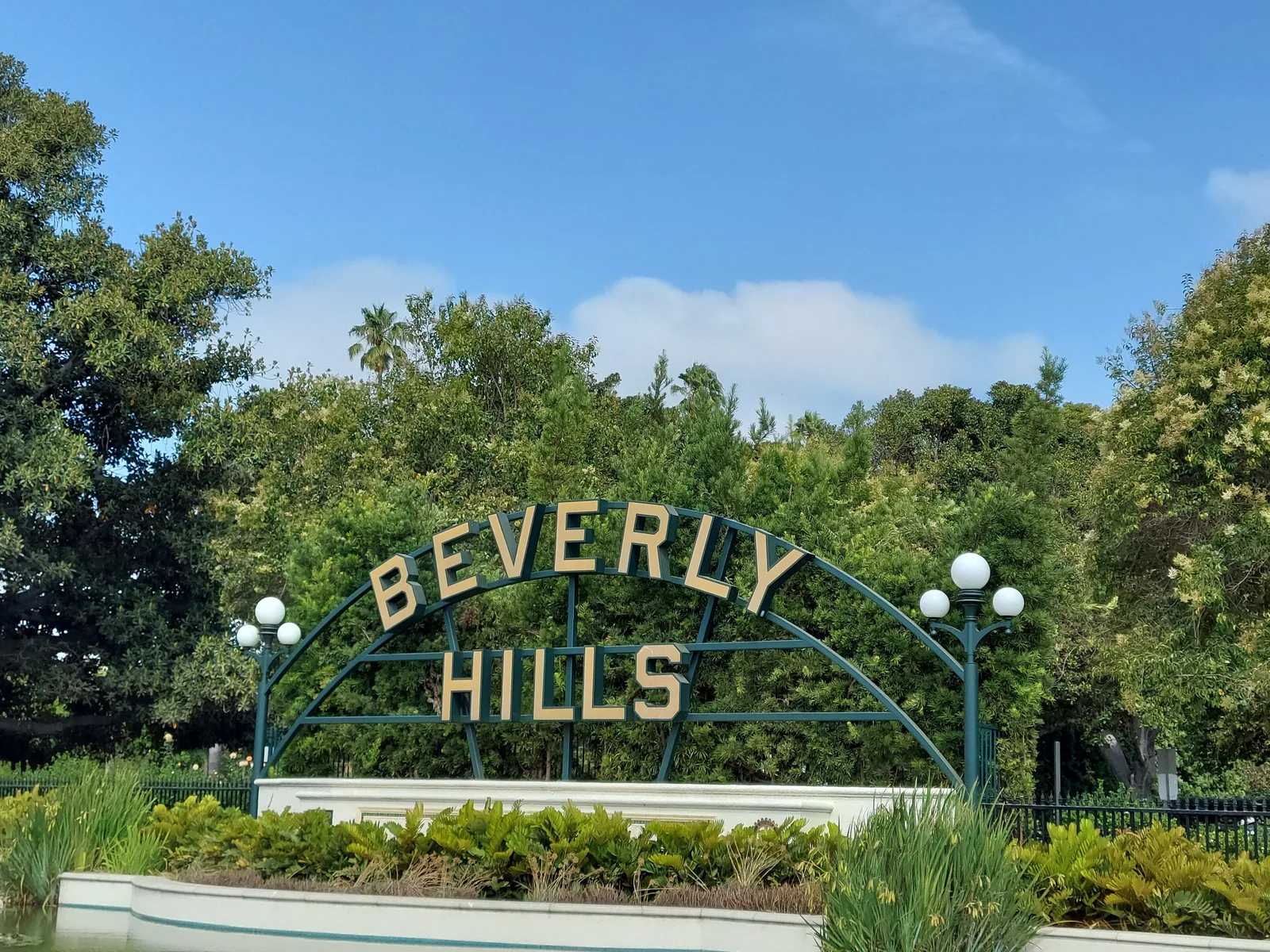 ป้ายตัวอักษร Beverly Hills บนซุ้มโลหะในสวนสาธารณะ Beverly Gardens Park วันที่ 23 กรกฎาคม 2022
