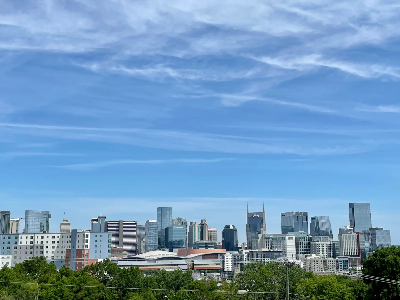 เส้นขอบฟ้าเมือง Nashville รัฐเทนเนสซี มองจาก Fort Negley ใต้ท้องฟ้าสีฟ้า เดือนมิถุนายน 2022