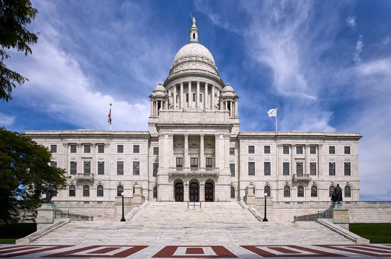 ด้านทิศใต้ของอาคารรัฐสภา Rhode Island State House ทรงโดมสีขาวในเมือง Providence วันที่ 19 กันยายน 2026