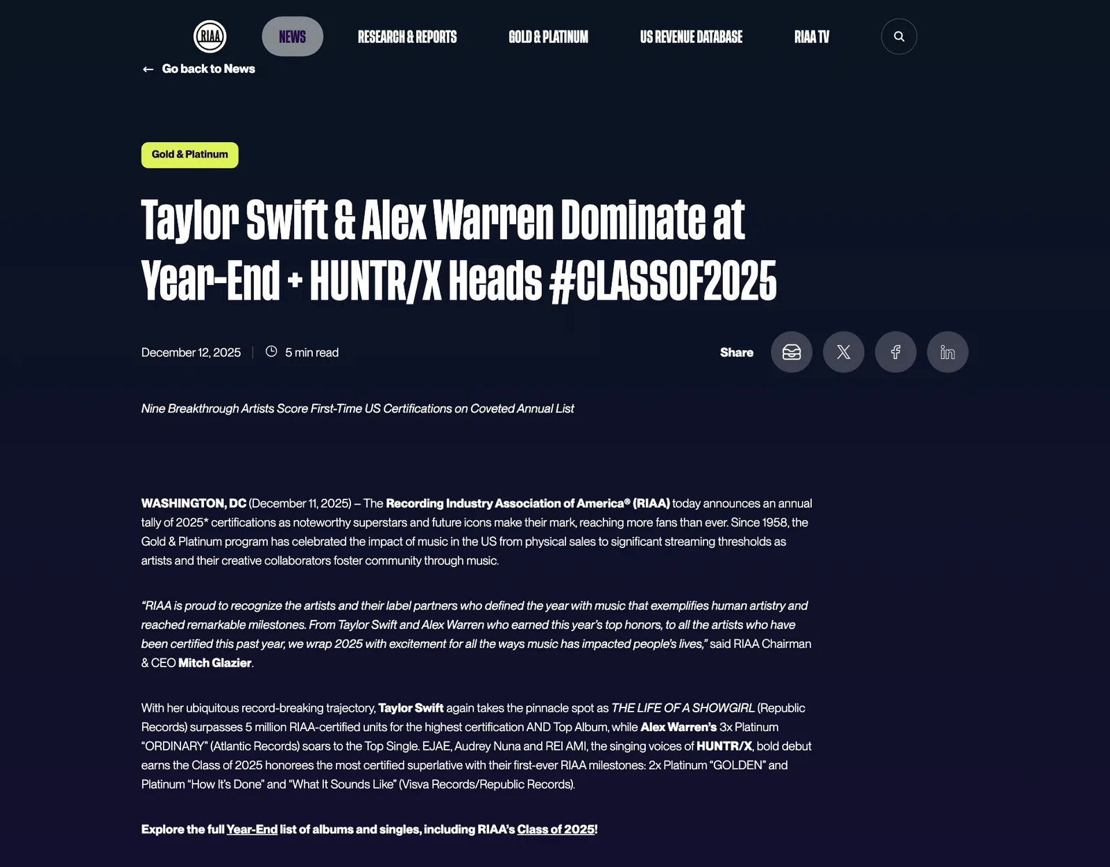 ภาพหน้าจอประกาศของ RIAA วันที่ 11 ธันวาคม 2025 หัวข้อ Taylor Swift & Alex Warren Dominate at Year-End ระบุว่า The Life of a Showgirl ได้รับรองเกิน 5 ล้านหน่วย