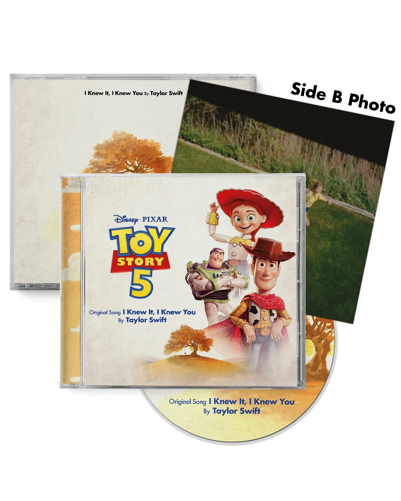 ซีดีซิงเกิล I Knew It, I Knew You โดย Taylor Swift ฉบับที่ใช้ในภาพยนตร์ Toy Story 5 ปกมีตัวละคร Jessie, Woody และ Buzz Lightyear พร้อมภาพ Side B
