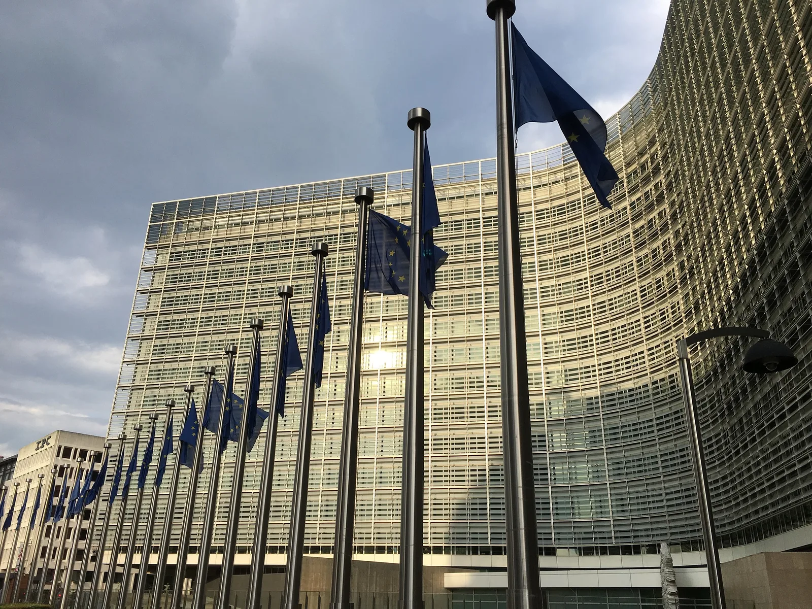 อาคาร Berlaymont สำนักงานใหญ่ของคณะกรรมาธิการยุโรปในกรุงบรัสเซลส์ ประเทศเบลเยียม ถ่ายเมื่อพฤษภาคม 2016