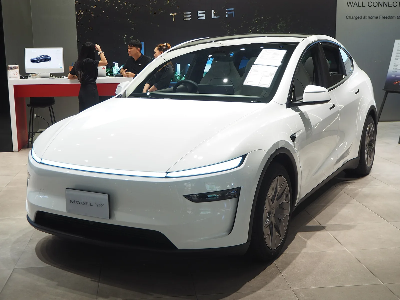 Tesla Model Y L Long Range AWD สีขาว เอสยูวี 6 ที่นั่ง จัดแสดงในโชว์รูมที่สยามพารากอน กรุงเทพฯ