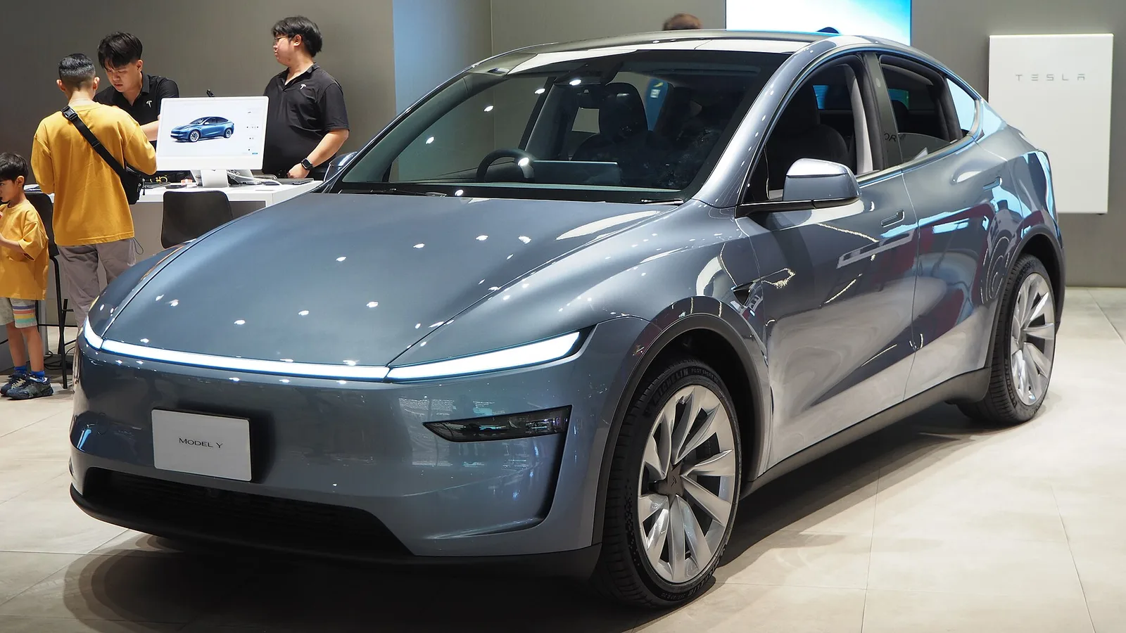 Tesla Model Y Long Range AWD รุ่นปรับโฉมสีเทาฟ้าในโชว์รูม Tesla ที่สยามพารากอน กรุงเทพฯ