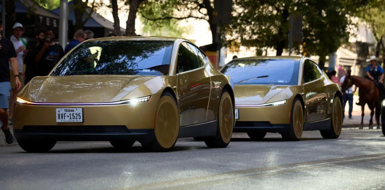 รถ Cybercab ของ Tesla สองคันวิ่งบนถนนในออสติน รัฐเท็กซัส ภาพจากเอกสาร Tesla Q3 2026 Update หน้า Robotaxi – Cybercab Austin Launch